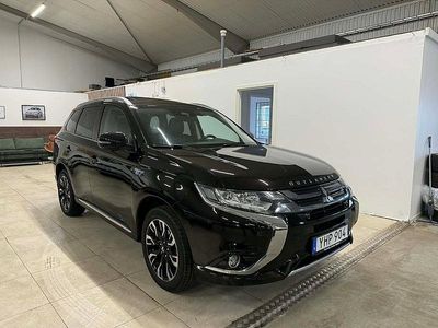 Begagnad Mitsubishi Outlander P-HEV 121 HK (88 kW) 2016 Svart SUV