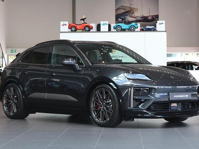 Grå Begagnad 2024 Porsche Macan Turbo SUV | 1 487 400 kr
