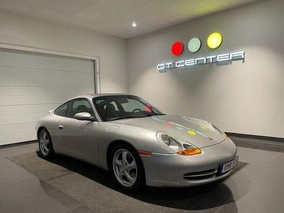 Begagnad Porsche 911 Carrera 301 HK (221 kW) 1998 Silvermetallic/svart läder Sportkupé