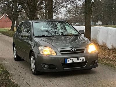Grå metallic Begagnad 2005 Toyota Corolla Halvkombi | 34 900 kr (Marknadspris)