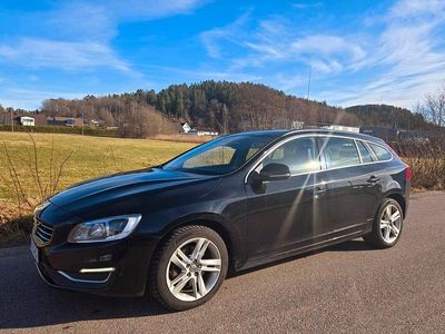 Svart Begagnad 2016 Volvo V60 Momentum Kombi | 129 900 kr (Marknadspris)
