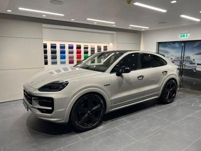 Grå Ny 2025 Porsche Cayenne Black Edition SUV | 1 657 400 kr