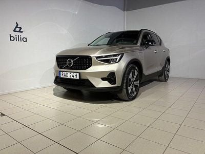 Grå Begagnad 2022 Volvo XC40 Plus SUV | 399 900 kr (Marknadspris)