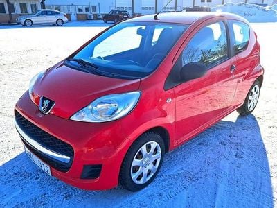 Begagnad Peugeot 107 68 HK (50 kW) 2009 Röd Halvkombi