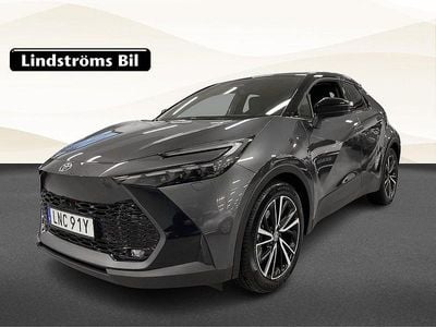 Mörkgrå Begagnad 2025 Toyota C-HR Executive SUV | 449 900 kr (Marknadspris)