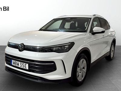 Vit Begagnad 2024 VW Tiguan Life SUV | 369 900 kr (Marknadspris)