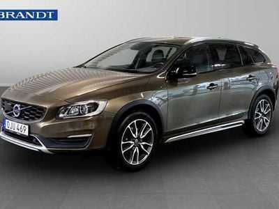 Brun Begagnad 2017 Volvo V60 CC Summum Kombi | 239 900 kr (Bra pris)