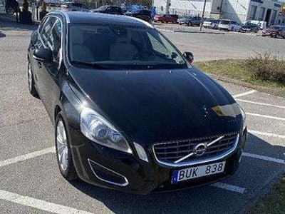 Svart Begagnad 2012 Volvo V60 Summum Kombi | 109 999 kr (Marknadspris)