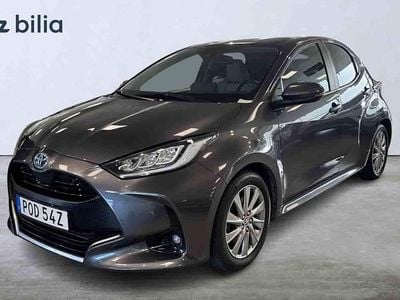 Grå Begagnad 2022 Toyota Yaris Hybrid Halvkombi | 203 900 kr (Marknadspris)