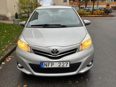 Silver Begagnad 2013 Toyota Yaris Halvkombi | 64 990 kr (Bra pris)