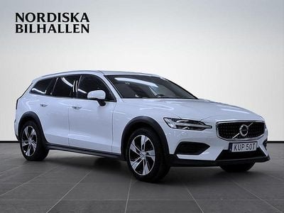 Vit Begagnad 2019 Volvo V60 CC Momentum Kombi | 259 795 kr (Marknadspris)