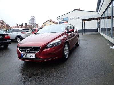 Röd Begagnad 2013 Volvo V40 Momentum Halvkombi | 119 000 kr (Marknadspris)