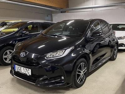Svart Begagnad 2021 Toyota Yaris Hybrid Style Halvkombi | 214 900 kr (Marknadspris)