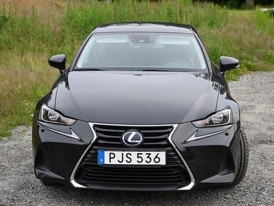 Svart metalliclack Begagnad 2017 Lexus IS300h Sport Line | 235 000 kr