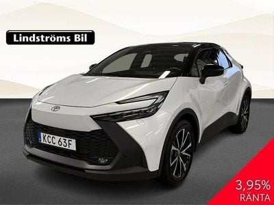 Vit Begagnad 2024 Toyota C-HR Style SUV | 339 900 kr (Marknadspris)