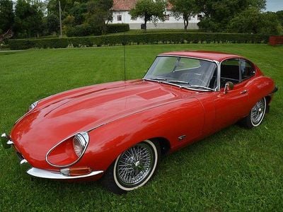 Carmine red/black leather Begagnad 1968 Jaguar E-Type S Sportkupé | 1 085 000 kr