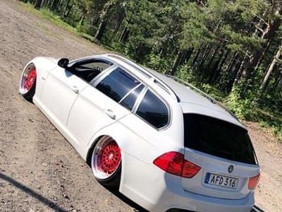 Begagnad BMW 320 177 HK (130 kW) 2010 Alpine vit Kombi