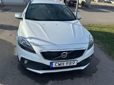 Vit färg Begagnad 2015 Volvo V40 CC Kombi | 155 000 kr (Marknadspris)