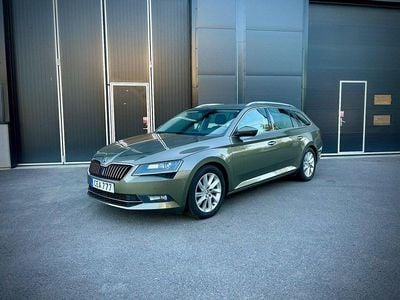 Ljusgrön Begagnad 2015 Skoda Superb Style Kombi | 99 900 kr (Dyr)