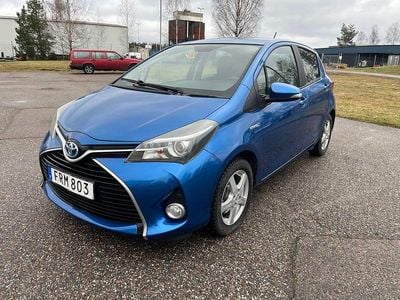 Blå Begagnad 2015 Toyota Yaris Hybrid | 84 000 kr (Marknadspris)