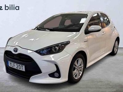 Vit Begagnad 2021 Toyota Yaris Hybrid Halvkombi | 159 900 kr