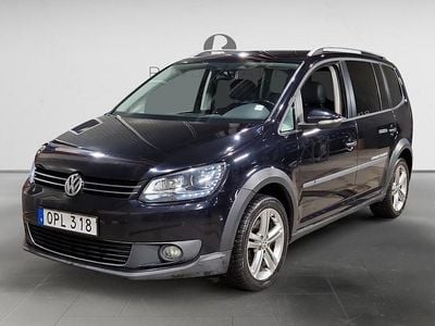 Svart Begagnad 2015 VW Touran Cross Minibuss | 119 800 kr