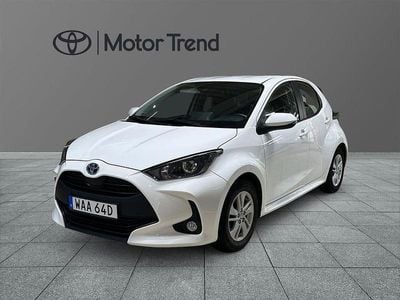 Vit Begagnad 2022 Toyota Yaris Hybrid Active Halvkombi | 209 000 kr (Marknadspris)