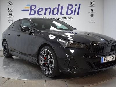 Black sapphire metallic Begagnad 2025 BMW 550e Comfort Edition Sedan | 879 500 kr (Marknadspris)