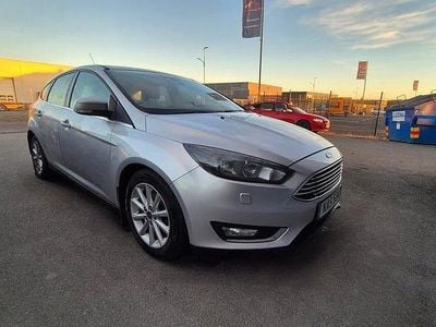Grå Begagnad 2016 Ford Focus Titanium Halvkombi | 64 900 kr (Superpris)