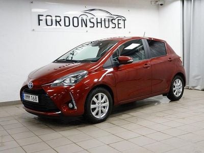 Röd Begagnad 2018 Toyota Yaris Hybrid Active Halvkombi | 139 000 kr (Marknadspris)