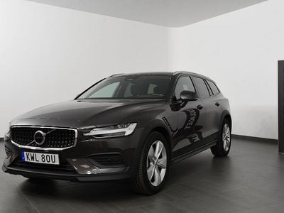 Grå Begagnad 2024 Volvo V60 CC Core Kombi | 399 500 kr (Marknadspris)