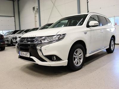 Begagnad Mitsubishi Outlander P-HEV 203 HK (149 kW) 2015 Vit SUV