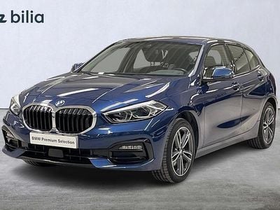 Blå Begagnad 2022 BMW 118 Sport Line Halvkombi | 264 900 kr (Marknadspris)