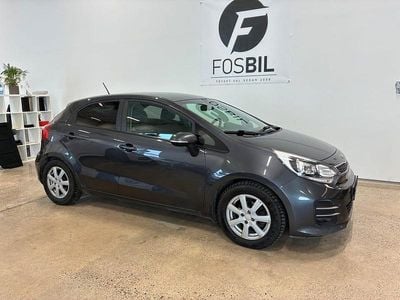 Grå Begagnad 2015 Kia Rio Halvkombi | 74 900 kr (Marknadspris)
