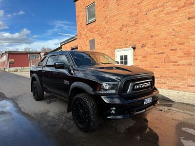 begagnad Dodge Ram 5.7HEMI | SE UTRUSTNING | MUDDERS | FLAKBÅGE