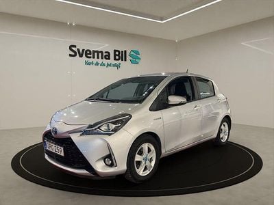 Silver Begagnad 2018 Toyota Yaris Hybrid Halvkombi | 109 900 kr (Marknadspris)