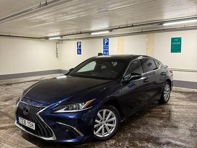 Blue metallic Begagnad 2023 Lexus ES300H Limited Edition Sedan | 399 000 kr (Bra pris)