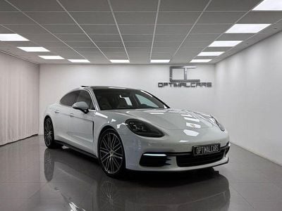 Vit. Begagnad 2017 Porsche Panamera 4S Sport Sedan | 579 900 kr (Marknadspris)