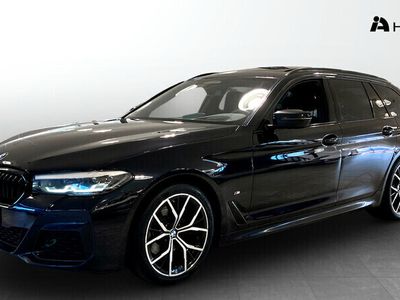 Svart Begagnad 2021 BMW 520 M Sport Kombi | 329 900 kr (Marknadspris)