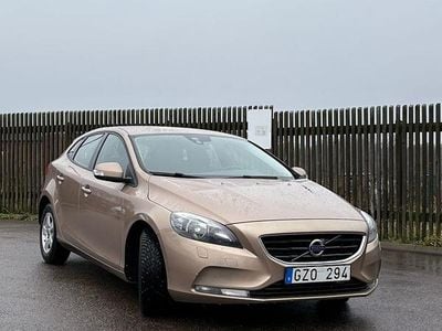 Ljusbrun metallic Begagnad 2013 Volvo V40 Kinetic Halvkombi | 79 500 kr (Marknadspris)