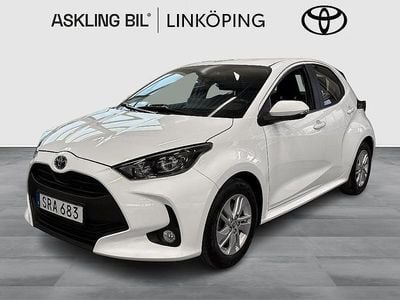 Vit Begagnad 2023 Toyota Yaris Hybrid Active Halvkombi | 209 000 kr (Marknadspris)