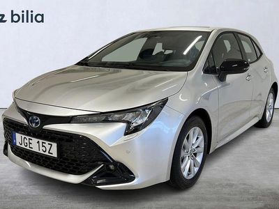 Silver Ny 2025 Toyota Corolla Hybrid Active Halvkombi | 334 900 kr (Marknadspris)