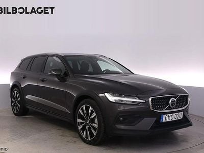 Grå Begagnad 2023 Volvo V60 CC Plus Kombi | 424 800 kr (Marknadspris)
