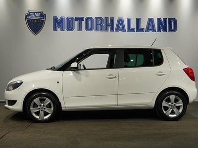 Vit Begagnad 2015 Skoda Fabia Halvkombi | 74 900 kr (Marknadspris)