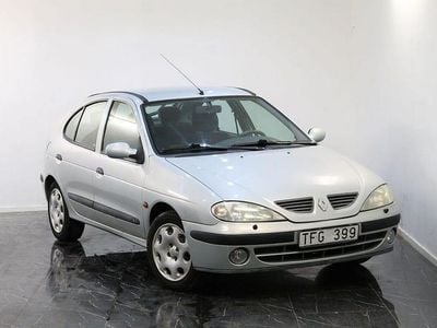 Begagnad Renault Mégane II Authentique 107 HK (78 kW) 2002 Ljusgrå Halvkombi