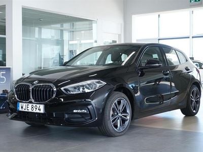 Okänd Begagnad 2022 BMW 118 Sport Line Halvkombi | 229 500 kr (Marknadspris)