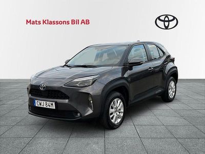 Grå Begagnad 2022 Toyota Yaris Hybrid Active | 279 000 kr (Marknadspris)