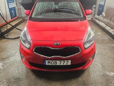 Begagnad Kia Carens 115 HK (84 kW) 2015 Röd Minibuss