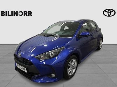 Mörkblå Begagnad 2022 Toyota Yaris Hybrid Active Halvkombi | 179 900 kr (Marknadspris)