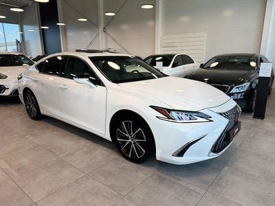 Begagnad Lexus ES300H Limited Edition 218 HK (160 kW) 2024 Vit Sedan